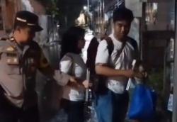 Pengalaman Tak Terlupakan Pasangan Tunanetra, Mudik Diantar Polisi Jombang Sampai Tujuan