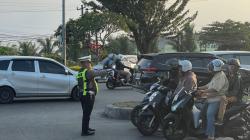 Viral! Polisi di Medan Atasi Macet Sambil Joget, Cara Unik AKP Nanang Redam Stres