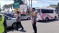 Lebaran ke 3 Arus Lalu Lintas di Jombang Padat, Polisi Bagikan Minuman Kepada Pengendara
