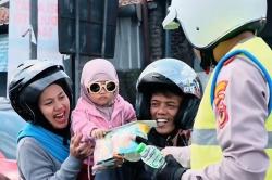 Sentuhan Humanis Polisi Jadi Penyeimbang di Tengah Padatnya Jalur Mudik Nagreg