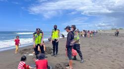 Cegah Korban, Polisi Imbau Wisatawan Pantai Setrojenar Tetap di Bibir Pantai