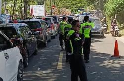 Libur Lebaran 2026, Jalur Wisata Anyer Macet Parah   