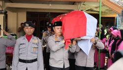 Duka Lebaran: Polisi Sukoharjo Wafat, Kapolres Turun Langsung Panggul Peti Jenazah