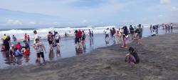 Diserbu Wisatawan Saat Lebaran, Pantai Apra Cianjur Dipadati Ribuan Pengunjung