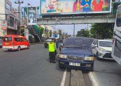 Detik-detik Mobil Pemudik Rem Blong di Exit Tol Gayamsari, Sopir Banting Setir Hindari Kecelakaan