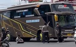 Viral, Anggota Satlantas Polres Madiun Kota Bersitegang dengan Kru Bus saat Arus Balik Lebaran