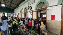 Ribuan Penumpang Berbagai Tujuan Padati Stasiun Kediri