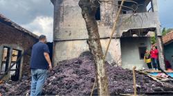 Kebakaran Hanguskan Rumah Abah Ajan di Garut