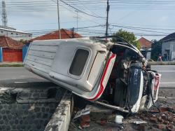 Kecelakan Mobil Elf Tabrak Jembatan Lalu Terguling di Jombang, Sopir Tertidur!