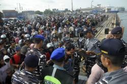 Potret Antusiasme Ribuan Pemudik Balik ke Jakarta Naik Kapal Perang KRI Banda Aceh