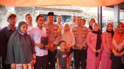 Kapolres Karawang Kunjungi dan Berikan Santunan Kepada Keluarga Korban Laka Majalengka