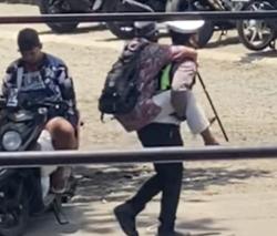 Aksi Heroik Polisi Pangandaran, Lansia Digendong di Tengah Arus Lalin Membeludak