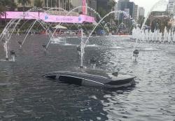 Tabrak Pembatas Jalan, Taksi Online BYD Nyemplung ke Kolam Bundaran HI