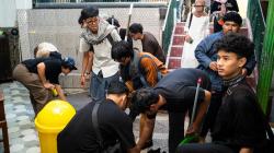 Dari Panggung ke Lingkungan, Anak Muda Bersihkan Surau di Jawa Barat
