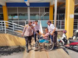 Polwan Sidoarjo Sigap Bantu Disabilitas Naik Bus di Terminal Purabaya