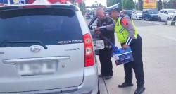 Sempat Dikira Mogok, Mobil Pemudik Kehabisan Bensin, Polisi Pemalang Bantu Isi BBM