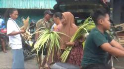 Penjual Janur di Blora Diserbu Emak-emak Jelang Lebaran Ketupat, Omzet Naik 40 Persen