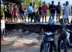 Retak Sejak Dua Hari, Jalan Nasional Naibonat Akhirnya Ambruk