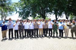 Pantau Wisatawan di Anyer, Gubernur Andra Soni Ajak Masyarakat Jaga Kebersihan dan Keselamatan