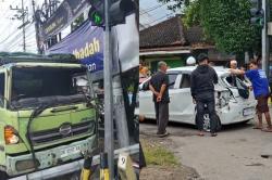 Truk Tronton Hantam Tiang PJU dan Honda Brio di Perempatan Balen Bojonegoro, Ini Kronologinya