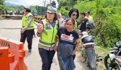 Aksi Cepat Polwan di Naibonat: Evakuasi Ibu Hamil di Tengah Lumpuhnya Jalur Transportasi Pulau Timor