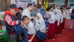 Ratusan Siswa SD di Barru Terima Bantuan Perlengkapan Sekolah