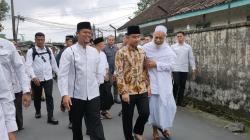 Kunjungi Ponpes di Boyolali, Wapres Gibran Disambut Meriah hingga Bagikan Bantuan untuk Warga