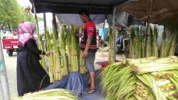 Pasar Sidoharjo Diserbu Penjual Janur Jelang Lebaran Ketupat
