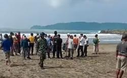 Dua Bocah Terseret Arus di Pelabuhan Cikidang Pangandaran! Satu Selamat, Satu Hilang