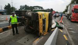 Truk Muat Jagung Terguling Jelang Gate Waru Utama Sidoarjo, Arus Tol Sempat Tersendat