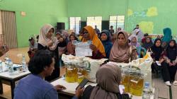 Bulog Salurkan Bantuan Beras dan Minyak di Sigaluh, Warga: Sangat Membantu!