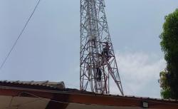 Polisi Evakuasi Pria Panjat Tower Sekupang Setelah 3 Hari, Diduga Alami Depresi