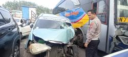 Kecelakaan Pemudik di Jombang: Satu Keluarga Terluka Usai Mobil Hantam Pohon, Diduga Sopir Mengantuk