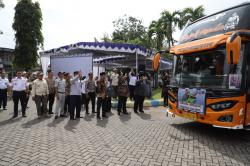 Hemat Ongkos, 300 Pemudik di Jombang Balik Jakarta Naik Bus Gratis