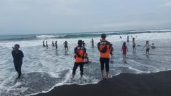Pengunjung Pantai Membludak, Petugas Perketat Pengawasan Wisatawan Hingga Pasang CCTV