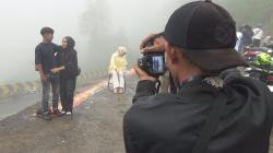 Berkah Libur Idulfitri, Jasa Fotografer Jalanan di Puncak Pass Panen Cuan