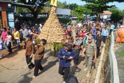 Ribuan Ketupat Lepet Ludes Diserbu Warga, Puncak Pesta Lomban 2026 di Pantai Kartini  Meriah