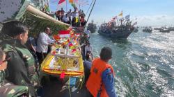 Bule hingga Awak Kapal Perang Ikut Meriahkan Larung Kepala Kerbau Lomban Syawalan Jepara