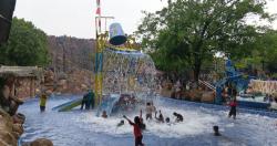 Pengunjung Membeludak di Kolam Renang Tiga Bintang Firdaus saat Libur Idulfitri 2026