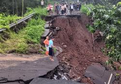 Jembatan Ambruk, Akses Menuju Air Terjun Madakaripura Probolinggo Terputus