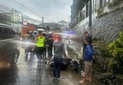 Arus Deras Cipendawa Mengganas, Dua Pengendara Motor Diduga Hanyut di Cipanas