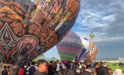 Lestarikan Tradisi, Puluhan Balon Udara Warna Warni Hiasi Langit Ponorogo