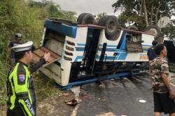 Detik-detik Bus Terguling di Danau Ranau: Tak Kuat Menanjak Mundur hingga Terbalik, 28 Penumpang Ter