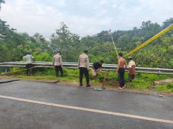 Distribusi Air Terganggu Pasca Longsor di Probolinggo, Polisi dan Warga Mulai Pasang Pipa Bantuan