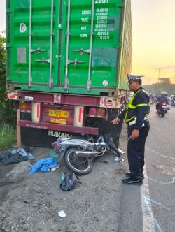 Ngantuk Usai Turun Gunung, Dua Remaja Tabrak Trailer Parkir di Taman Sidoarjo