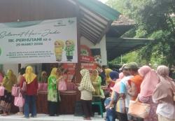 Hanya Rp30 Ribu! Baju Pantas Pakai di HUT Perhutani Purwodadi Jadi Rebutan Emak-emak