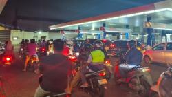 Panik Isu Harga BBM Naik, Antrean Kendaraan Mengular di SPBU Wilayah Sidoarjo