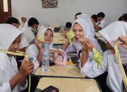 Viral! Cara Unik Sekolah di Surabaya Sambut Siswa, Bukan Belajar tapi Bikin Ketupat
