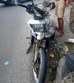 Terpeleset di Pertigaan Ispatindo Taman Sidoarjo, Pengendara Motor Tertabrak Truk Tronton