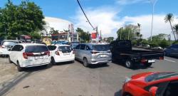 Harga BBM Tidak Naik, Sempat Bikin Panik! SPBU di Cilegon Diserbu Antrean Kendaraan